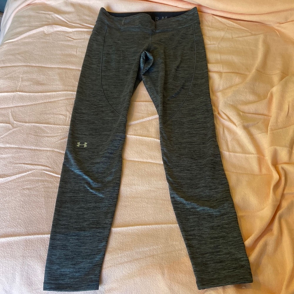 Full length Women’s Under Armor leggings. No size listed but fits like smaller M
